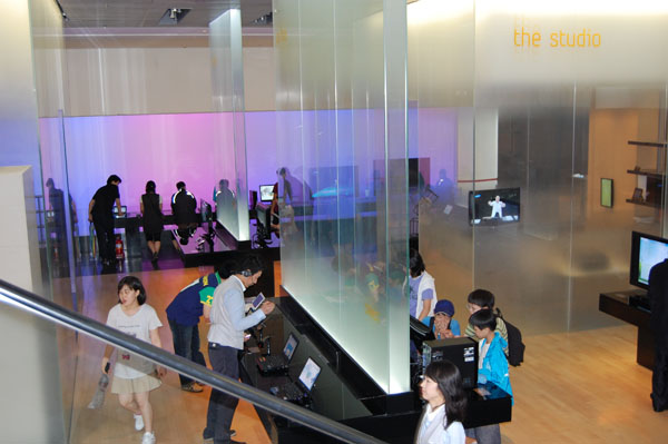 SamsungComingDownEscalator1