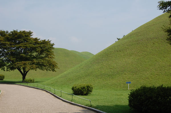 GyeongjuSillaKingTumuli1